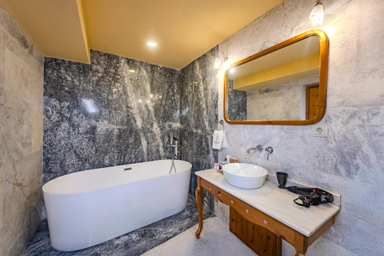 Bathroom 5, Luxury Cratus Stone Palace, Nevşehir