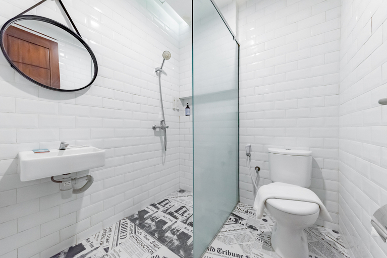 Bathroom 4, Sans Hotel Bobosini Malang by RedDoorz, Malang