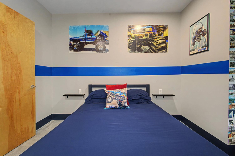 Bedroom 2, Modern deluxe suite for 10 with pool, Franklin