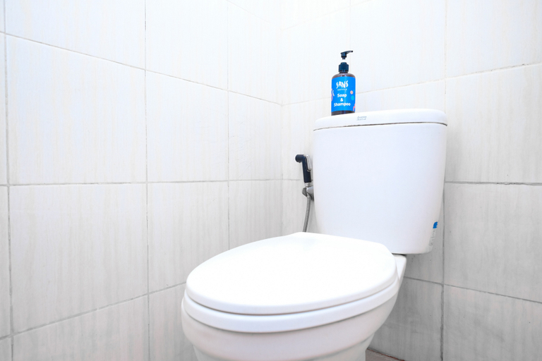 Bathroom 3, Sans Stay Bukit Palma Citraland, Surabaya
