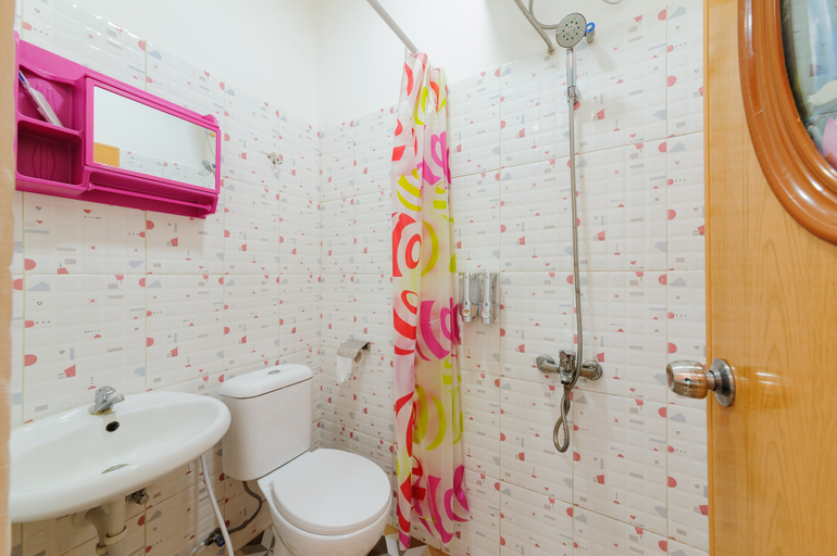 Bathroom 4, Sans Hotel Cengkareng, West Jakarta
