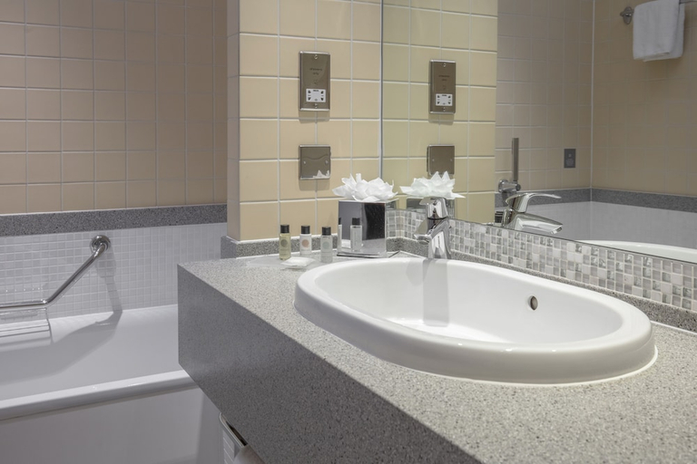 Bathroom 5, Oulton Hall Hotel, Spa & Golf Resort, Leeds