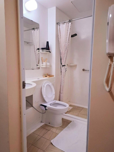 Bathroom 5, STAYLUXIA - MANILABAYVIEW - Luxury and Superior Suites with, Balcony -except Studios- Pool, Netflix , Manila City