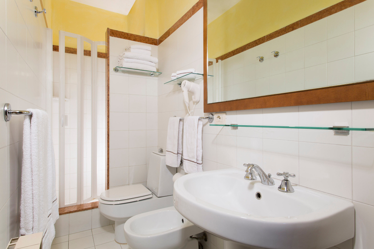 Bathroom 3, Poiano Garda Resort Appartamenti, Verona