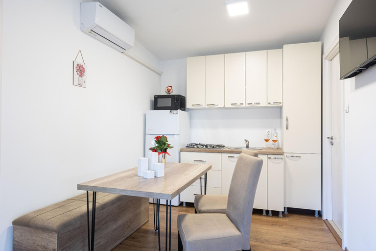 Others 5, Mobile homes Magoro, Obrovac
