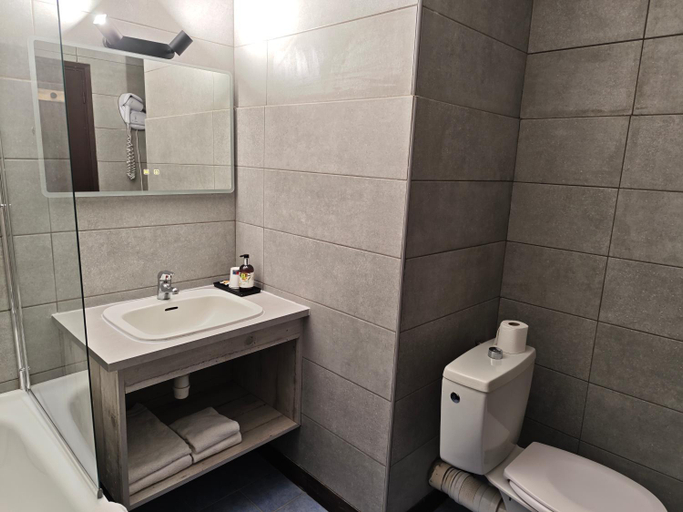 Bathroom 4, Logis Hotel Le Calluna Restaurant La Flottille, Loire-Atlantique
