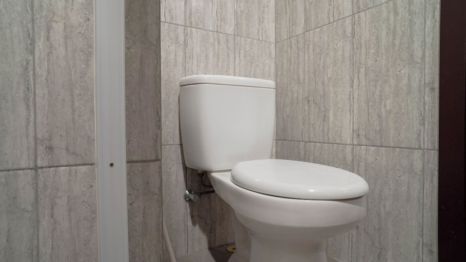 Bathroom 3, Spacious And Homey Studio At Cleon Park Apartment, East Jakarta