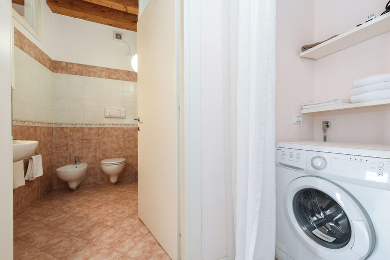 Bathroom 3, Apartments The Flowers, Brescia