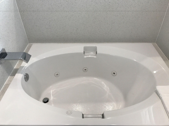 Bathroom 4, Surf City Inn, Orange