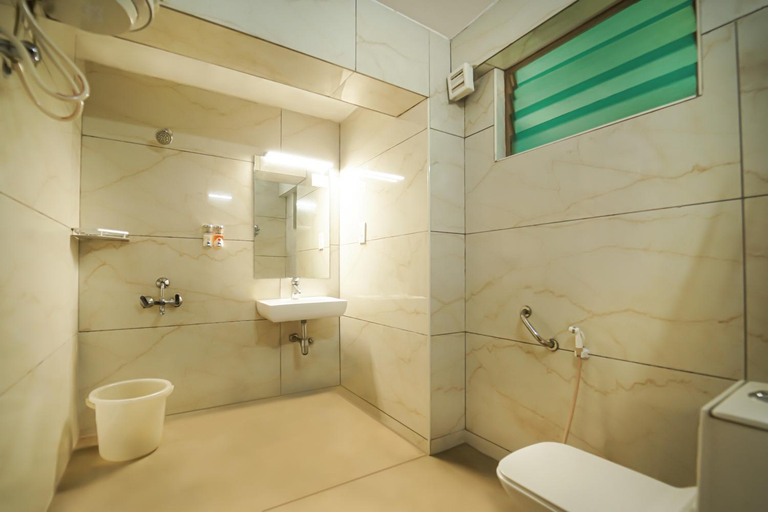 Bathroom 4, Hotel JC Grand Kodaikanal, Dindigul