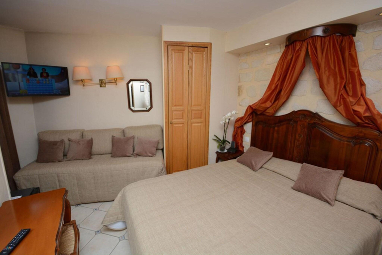 Bedroom, The Familia, Paris