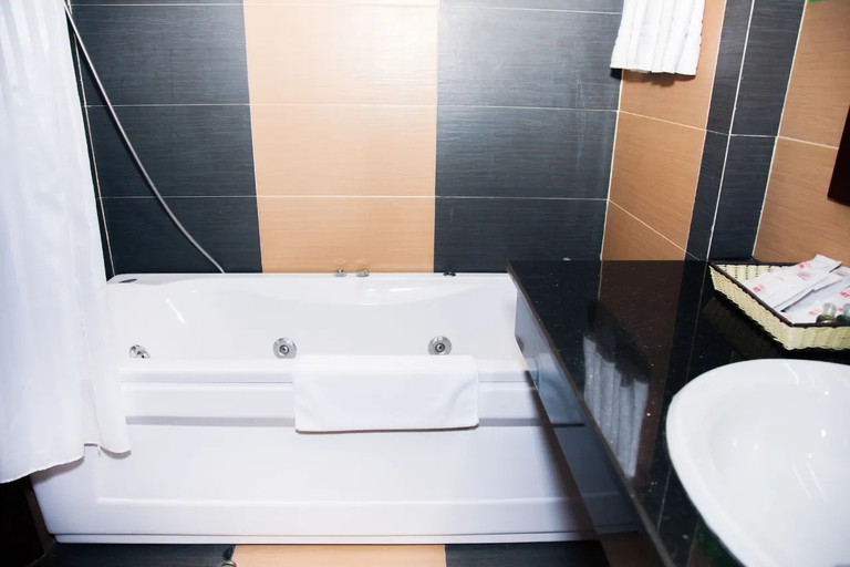 Bathroom 5, Hai Ba Trung Hotel, Buon Ma Thuot