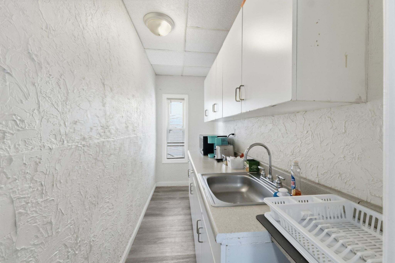 Private kitchen 4, Cozy Adventure Filled Escape Free Parking 2 Bedroom Apts, Worcester