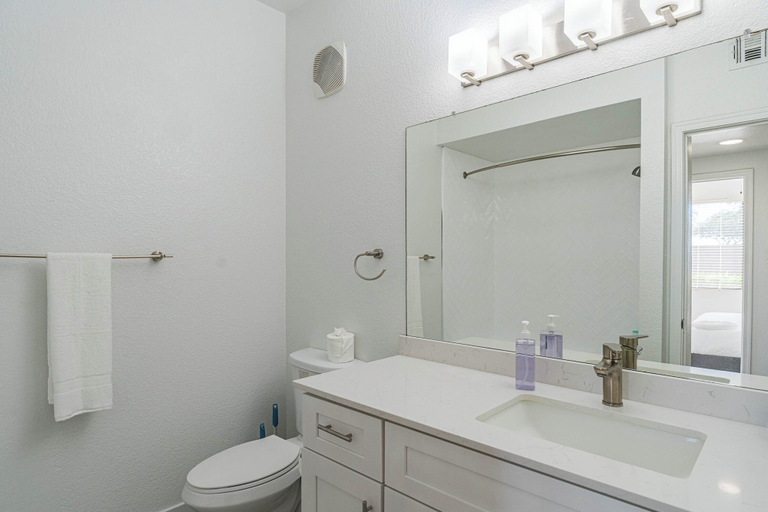 Bathroom 4, San Portella, Maricopa