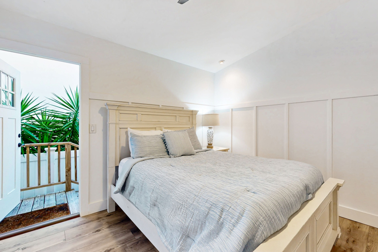 Room 3, Inviting Beach House - Walk to Beach, Shopping & Dining, Saint Johns