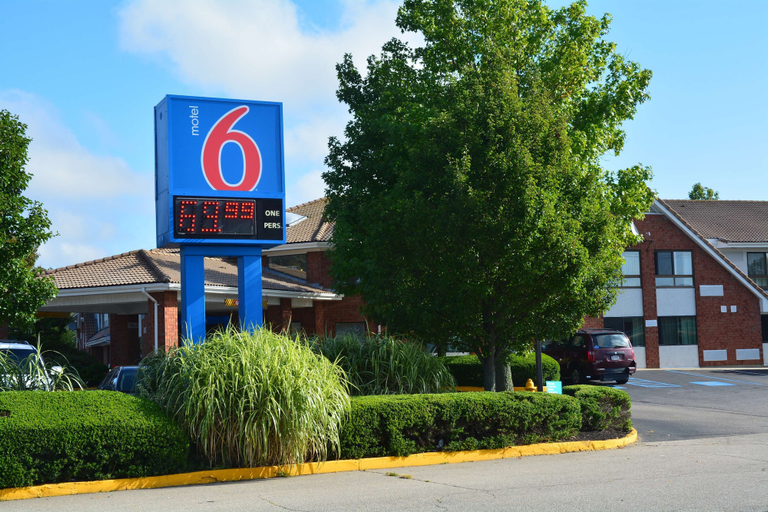 Exterior & Views 2, Motel 6 Newport, RI, Newport