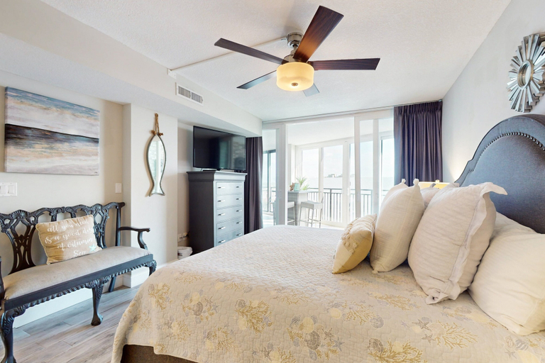Room 3, Seventh Floor Oceanfront Condo With Shared Pool, Ocean View, & High-speed Wifi, Saint Johns