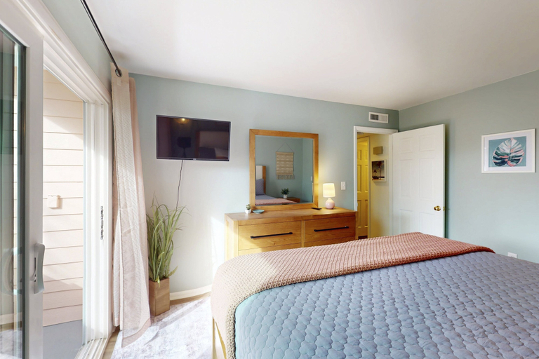 Room 5, Spacious Condo With 2 Private Balconies, Beach Access and Pool, Saint Johns