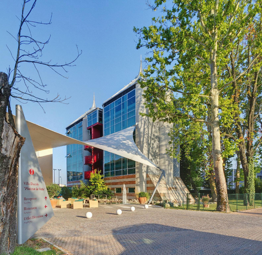 Exterior & Views