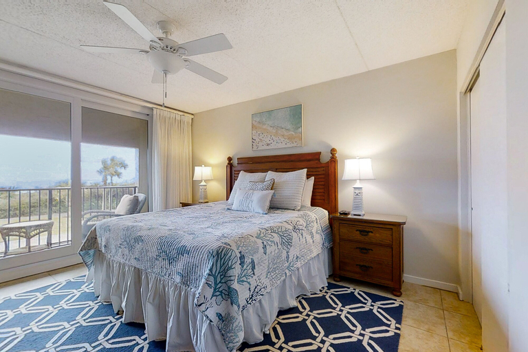 Room 4, Beachfront Condo With Beach Access, Balcony, AC, Pool & Tennis, Nassau