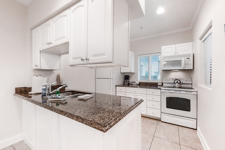Private kitchen 2, Wonderful Home Close to Beach W/shared Pool, Free Wifi, Central AC, W/D, Nassau