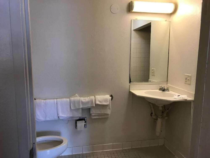 Bathroom 5, Motel 6 Des Moines, IA - North, Polk
