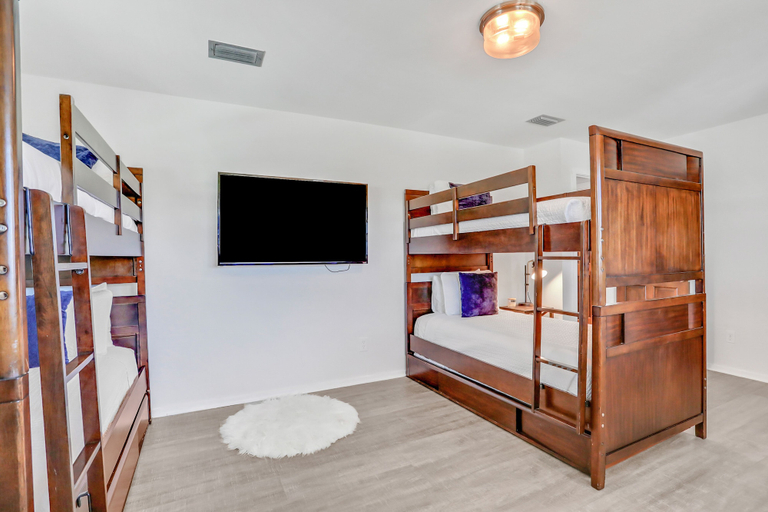 Room 5, Gorgeous Beachfront Home With Inviting Deck & Patio, Hammock, Amazing Views, Saint Johns