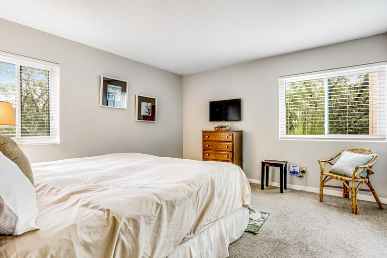 Room 3, Charming Villa Just Steps to Beach & Shared Pool W/central AC, Private WD, Wifi, Nassau