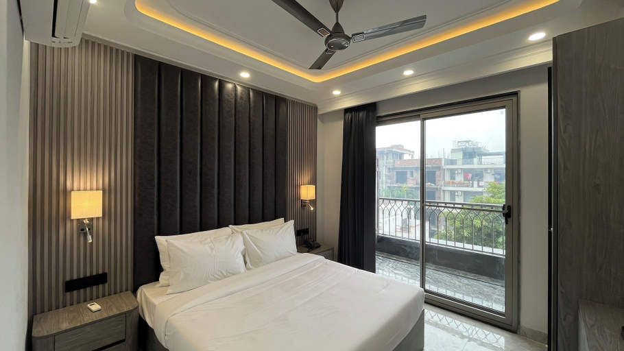 Room 2, Saltstayz Premier Near Sector 44 Corporate Hub, Gurgaon