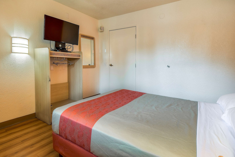 Bedroom 3, Motel 6 Chino, CA - Los Angeles Ontario, San Bernardino