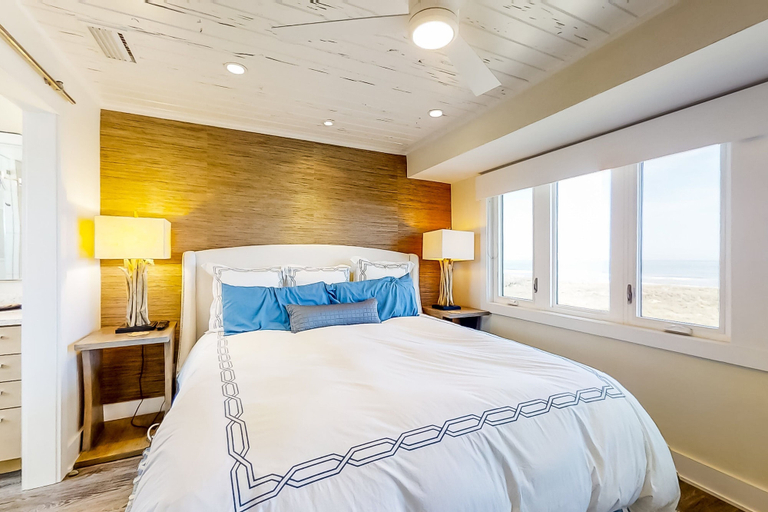 Room 4, Oceanfront Townhouse With Ocean Views, Central AC, Wifi, & Outdoor Pool, Nassau