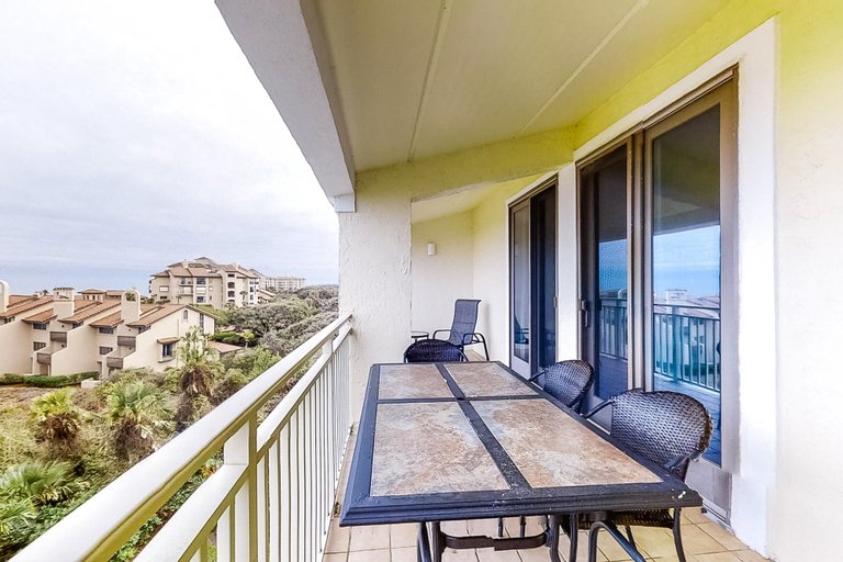Outdoor dining 3, Oceanfront Condo With Spacious Balcony, Great Views, AC & Outdoor Pooloc, Nassau