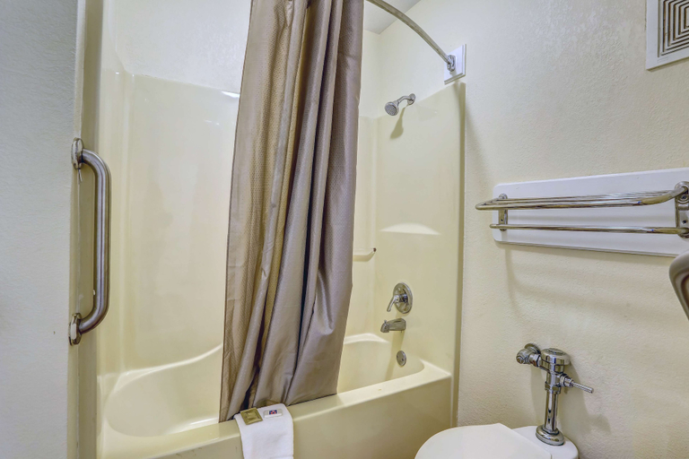 Bathroom 4, Motel 6 Dickson, TN, Dickson