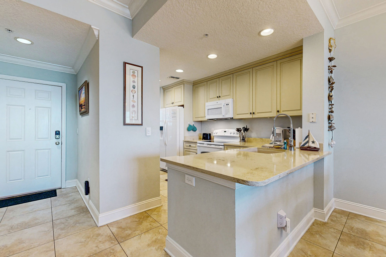 Private kitchen 5, Oceanfront Condo With Great Ocean View, Balcony, Fast Wifi & 2 Shared Pools, Nassau