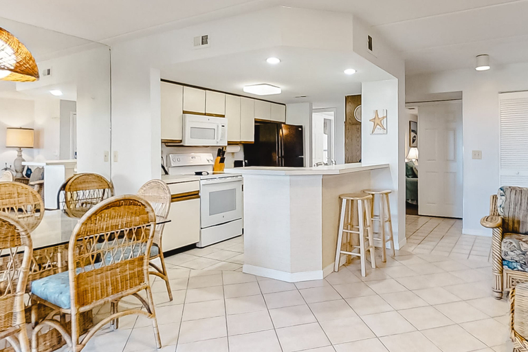 Private kitchen 3, Bright & Sunny Oceanfront Getaway With Central AC & Pool, Nassau
