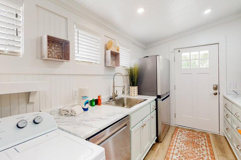 Private kitchen 3, Cozy Cottage Near Beach/bars/dining With Enclosed Yard, AC, & W/D, Glynn