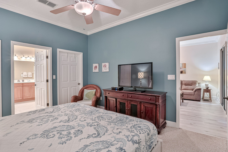 Room 3, Elegant Waterfront Condo With Central AC, Balcony, and Shared Pools & hot Tubs, Flagler