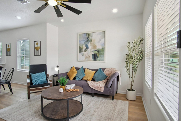 Living room 2, Minutes to Downtown: Spacious 4br/3ba Historic Gem, Bexar