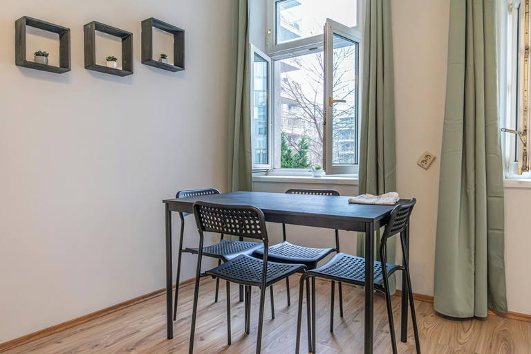 Dining 3, Modern Apt Near Danube Canal Long Stay, Wien