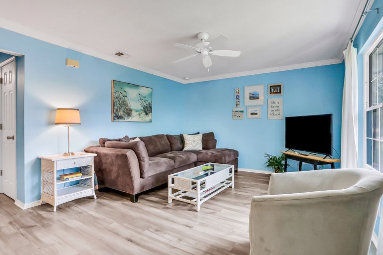 Living area 2, Charming Condo w/ Pool 500 Yards to Beach, Near Lighthouse & Downtown, Saint Johns
