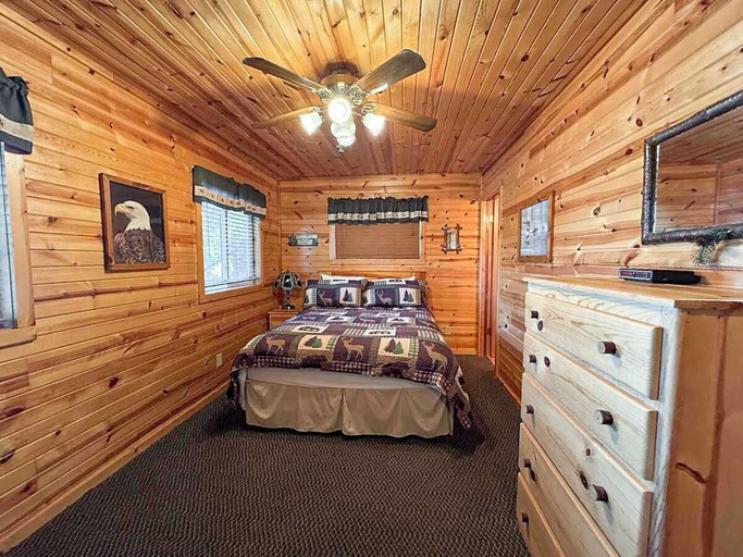 Room 2, Bouchard Shores Resort - Your Private Northwoods Getaway, Oneida