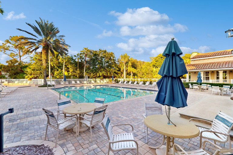 Pool 2, Immaculate Townhome in Upscale Community w/ Pool & Balcony - Near Beach, Flagler