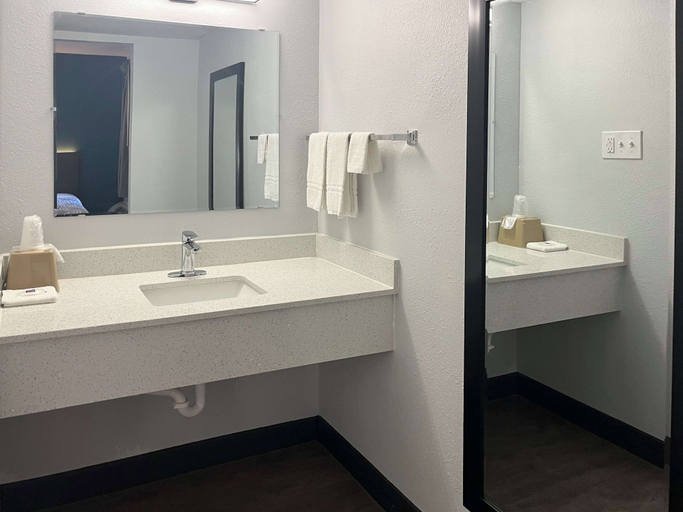 Bathroom 4, Studio 6 Extended Stay - Huntsville, AL University Drive, Madison