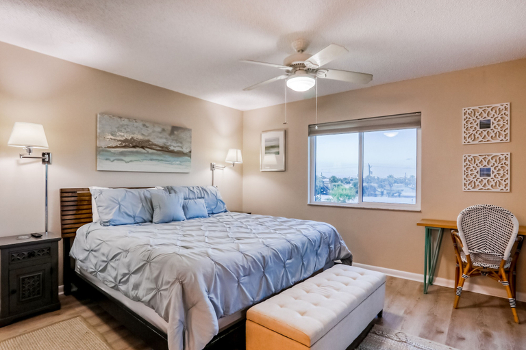 Room 5, Dreamy Oasis on the Beach With Balcony, Pools, gym & Ocean View - Dog-friendly, Saint Johns