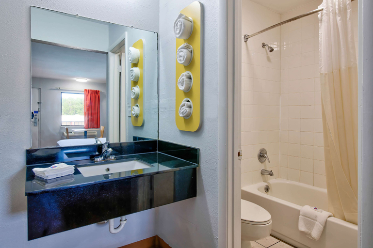 Bathroom 4, Motel 6 Gainesville, GA, Hall