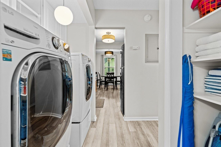 Laundry 3, Colorful Condo W/shared Pool, Free Wifi, Central A/C - Blocks From the Beach, Saint Johns