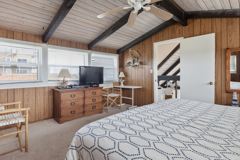 Room 2, A-frame Beach House Steps From the Ocean With Deck & Central AC, Saint Johns