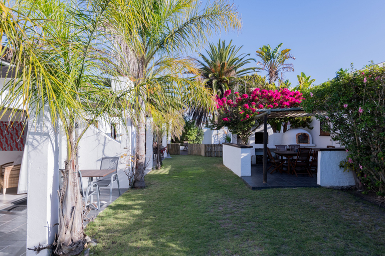 Outdoor dining 2, 2stay apartment Calla Bloubergstrand, City of Cape Town