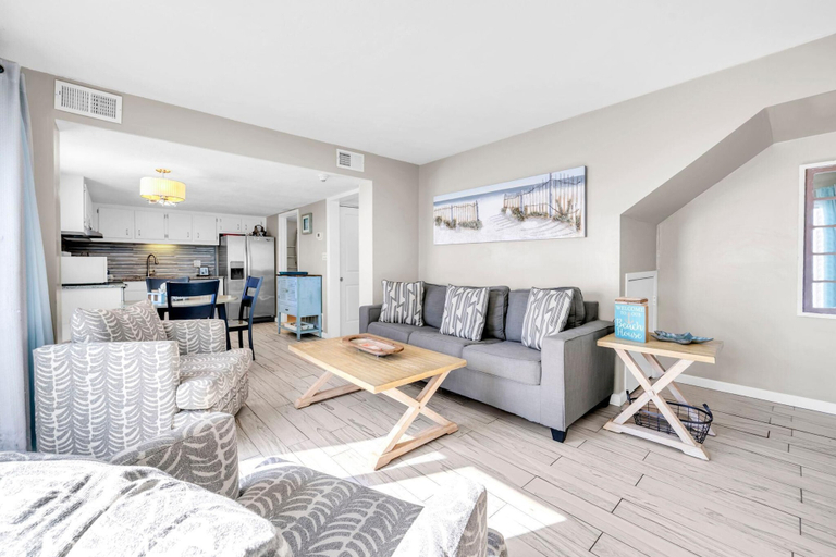 Primary image, Pinnacle Port A-121- Shore Beats Work, Bay