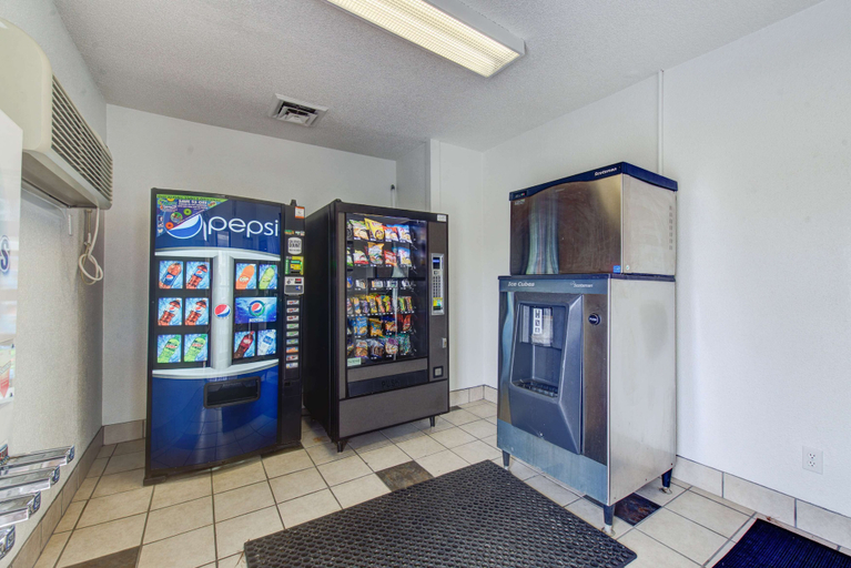 Food & Drinks 5, Travelodge by Wyndham Norfolk Airport, Norfolk